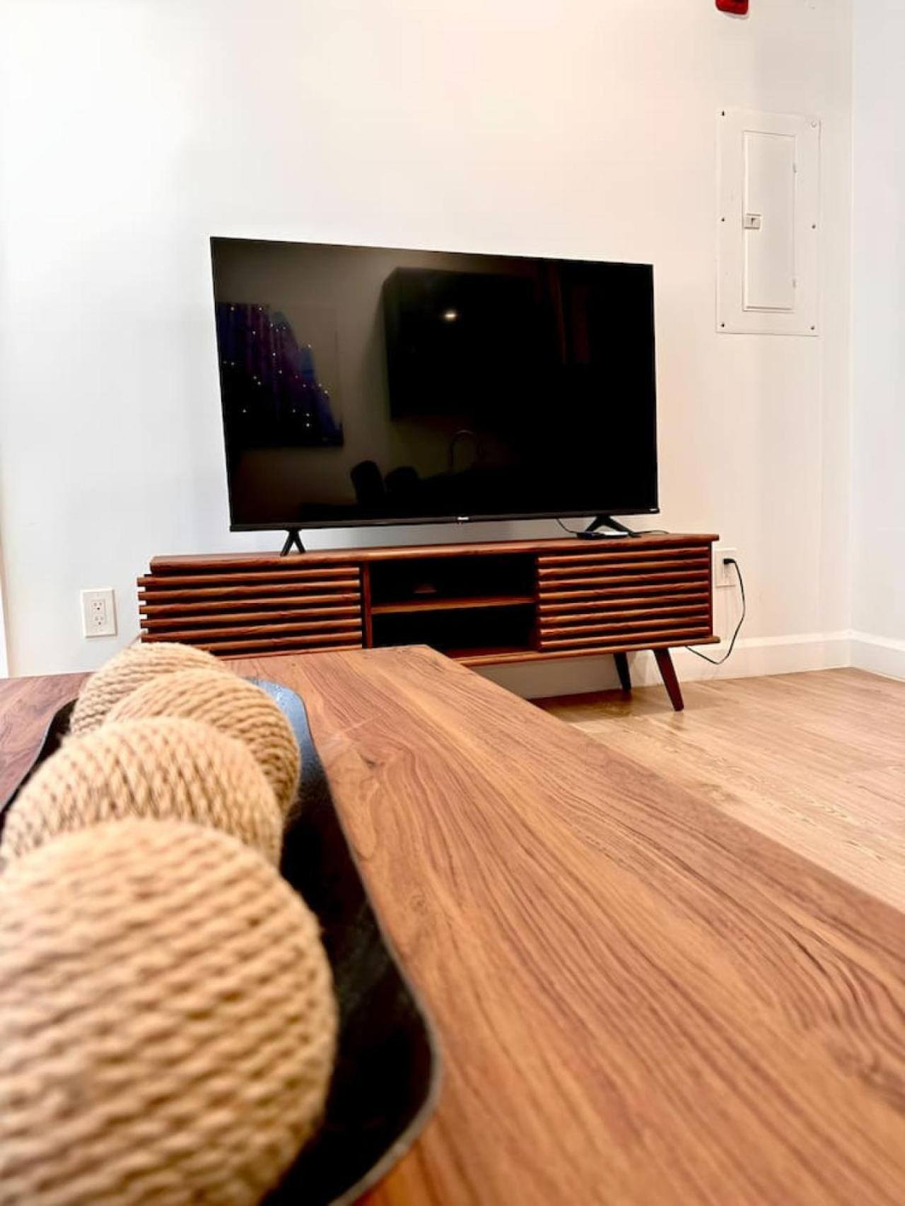 Cute 1bdr On Bishop St- Heart Of Mtl Zz9 Apartment